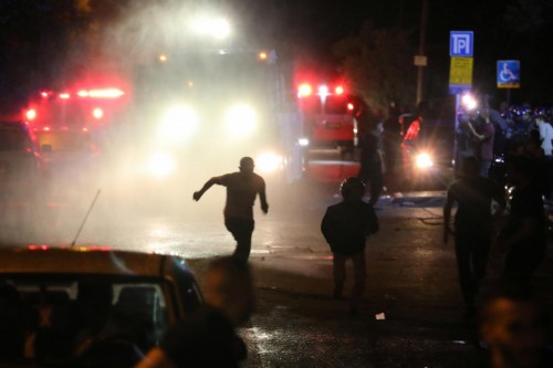 Al grido di "Morte agli Arabi", i coloni e la polizia israeliani rubano altre case palestinesi